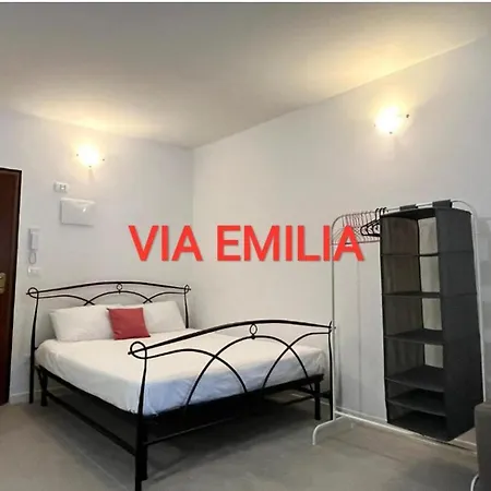 Via Agucchi & Via Emilia Апартаменты Болонья